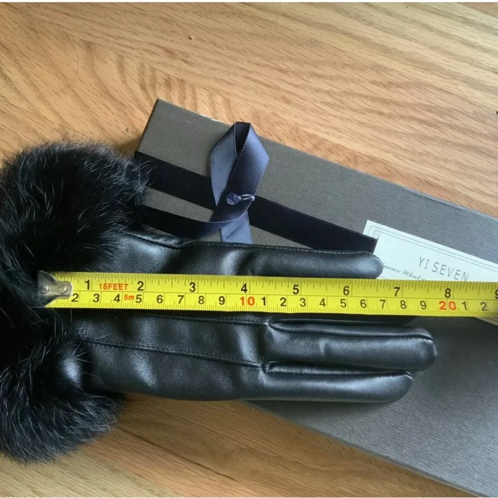 NIB YI SEVEN Gloves - Ladies Size 6.5